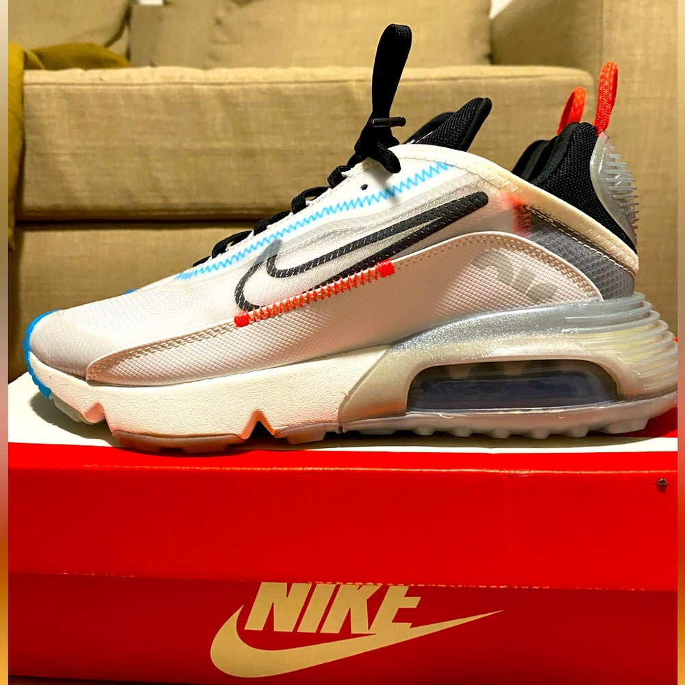 NIKE AIR MAX 2090 - white / black / pure platinum - Women’s size 7